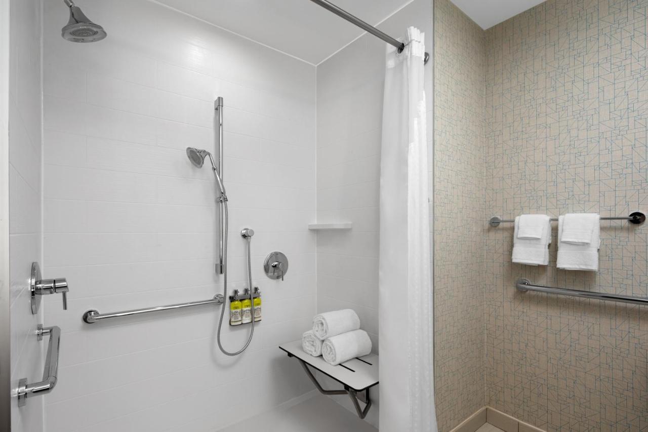 Holiday Inn Express & Suites Woodside Laguardia Airport New York Exterior photo