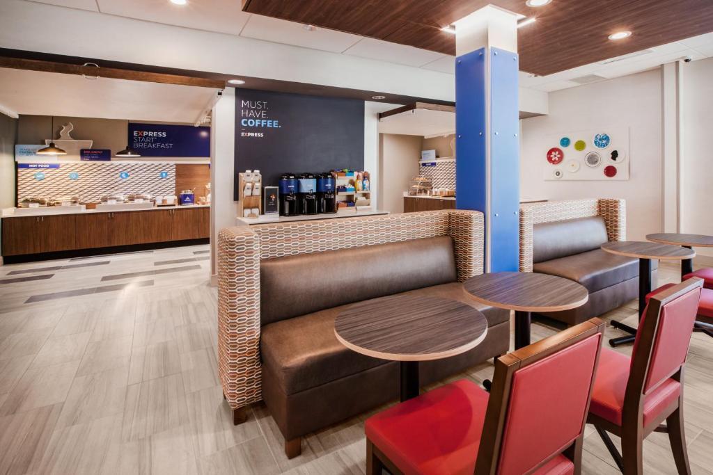 Holiday Inn Express & Suites Woodside Laguardia Airport New York Exterior photo